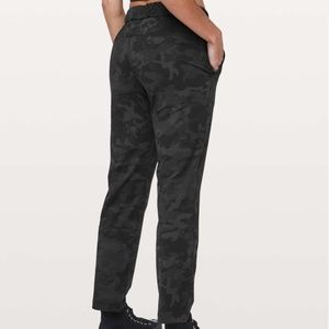 Women's Lululemon On The Fly Crop Pants Midrise 27” Incognito Camo BLK/GRY SZ 6